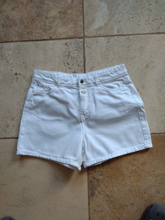 Short blanc en 40 - photo numéro 1