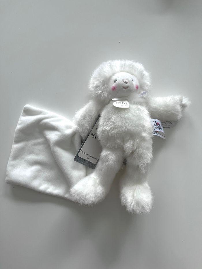 Peluche doudou ours avec mouchoir - photo numéro 1