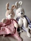 Lot doudous Lapins gris et rose Nicotoy. Doudous pour bébés jumeaux