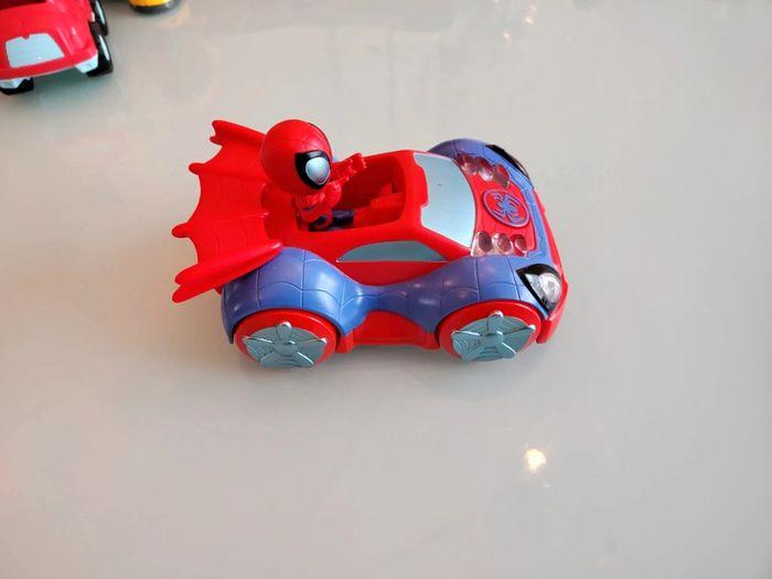 Voiture spiderman et figurine - photo numéro 3