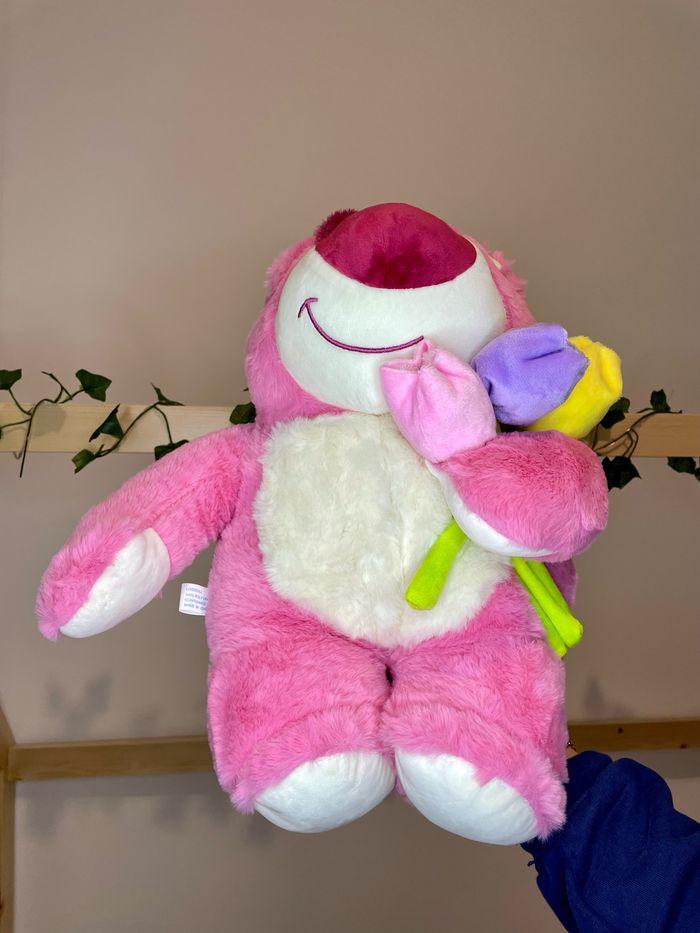 Peluche Lotso Toy Story et son bouquet de fleurs 💐 - photo numéro 7