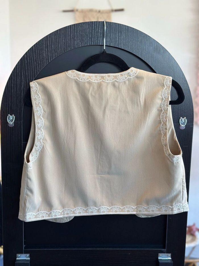 Gilet t36 sans manches beige avec broderies fleuries blancs - photo numéro 4