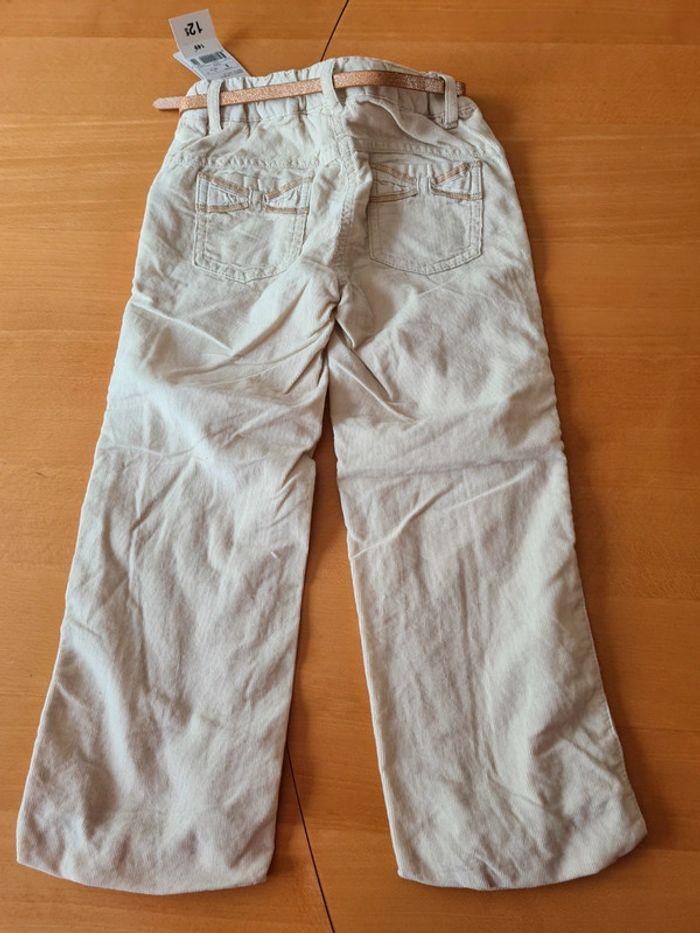 Pantalon en velours couleur crème et ceinture Kiabi en 5 ans neuf avec étiquette - photo numéro 3