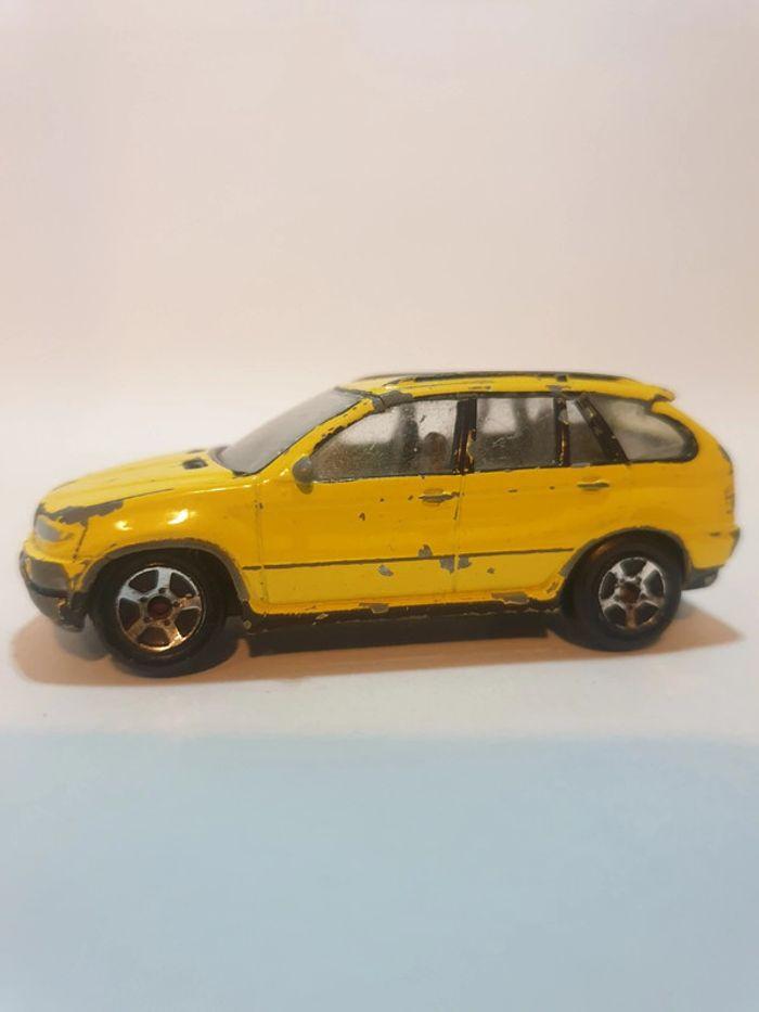 RealToy BMW X5 Jaune - 1/61 - photo numéro 1