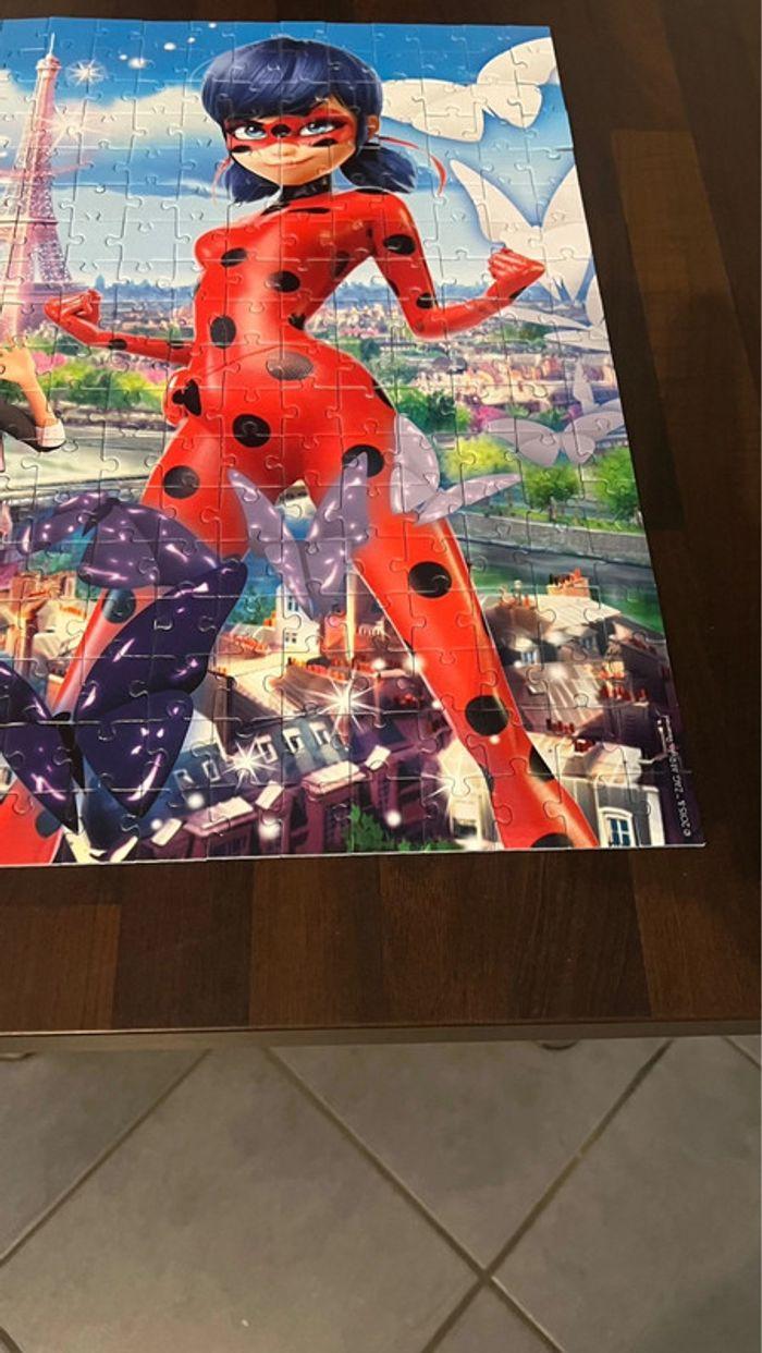 Puzzle Nathan 250 pièces  miraculous ladybug en parfait état , complet . 8 ans et + . - photo numéro 2