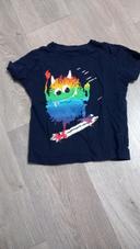 T-shirt à manches courtes avec un dessin monstre dessus