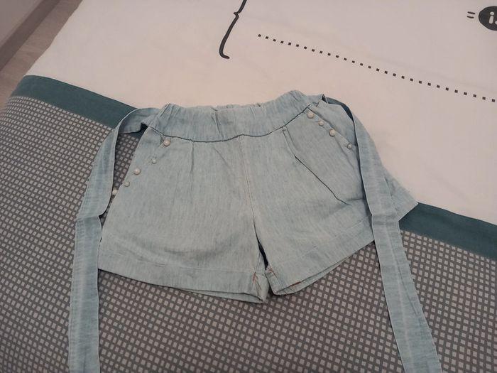 Vends short jean avec ceinture et perles décoratives