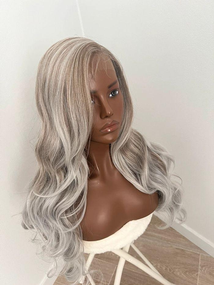 Perruque blonde 2 tons grise et brune lace front raie sur le côté - photo numéro 4