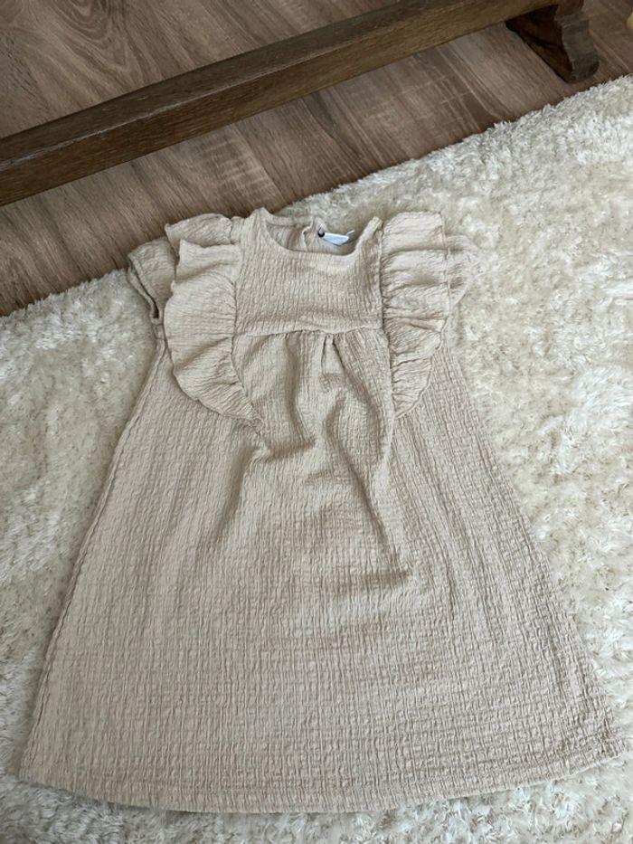 Robe beige Zara, 5 ans, 110 cm 🤍 - photo numéro 1