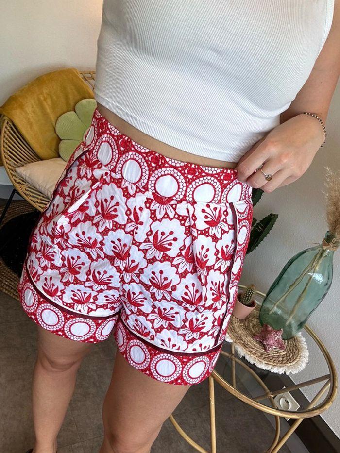 Short Maje taille haute avec broderies rouges et blanches, taille 36 - photo numéro 2