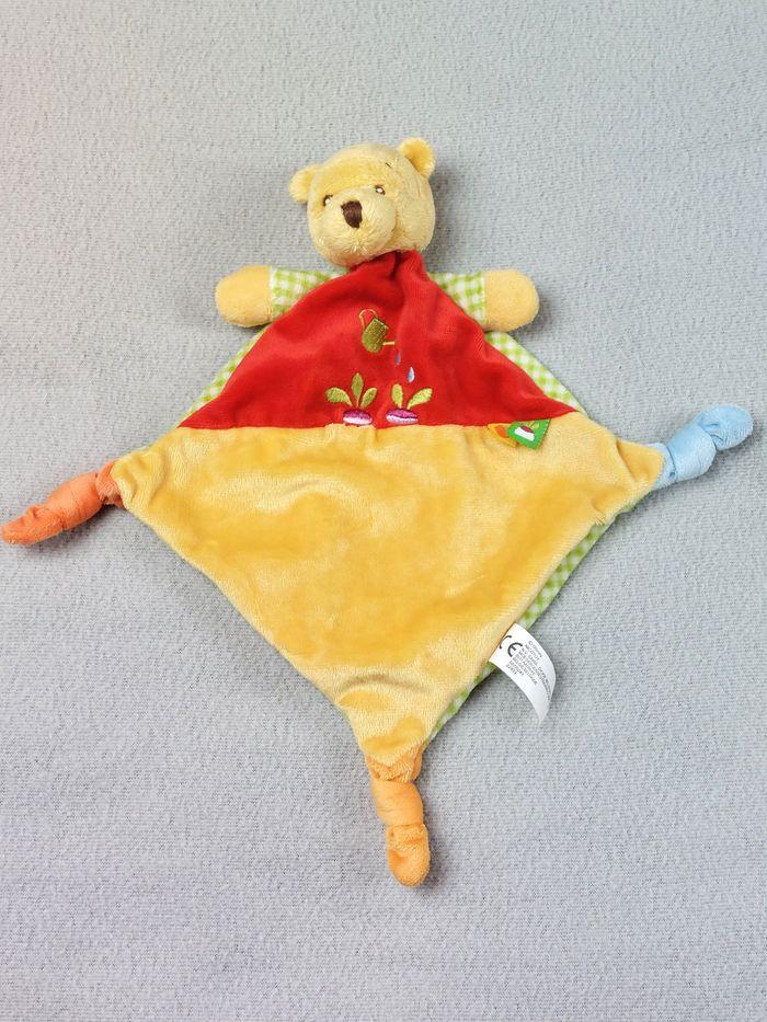 Doudou plat Winnie l'ourson DISNEY NICOTOY jaune rouge arrosoir, navet vichy - photo numéro 1