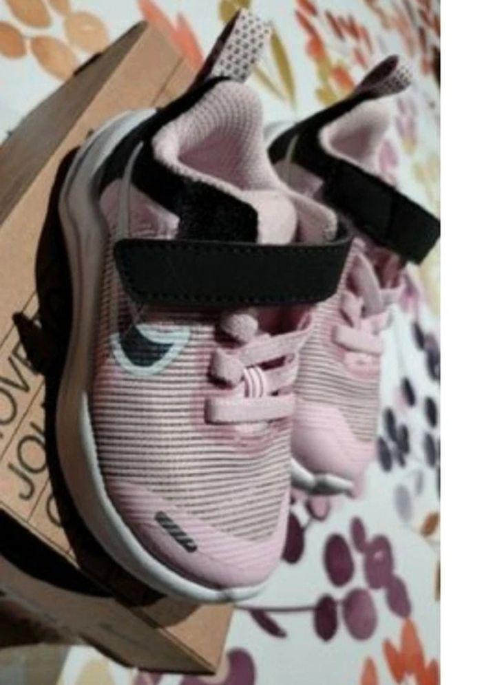 Basket Nike rose et noire neuve - photo numéro 2