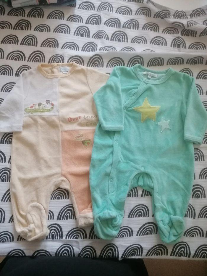 Lot de 2 pyjamas velours. 3 mois. - photo numéro 1