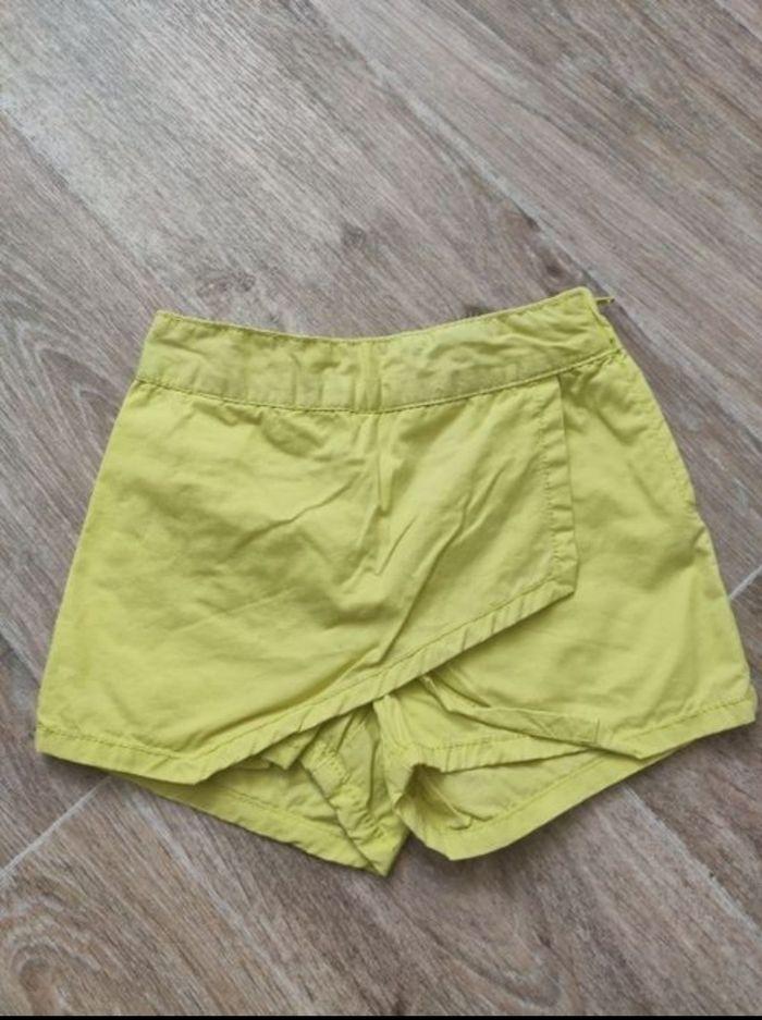 Short jaune - photo numéro 1