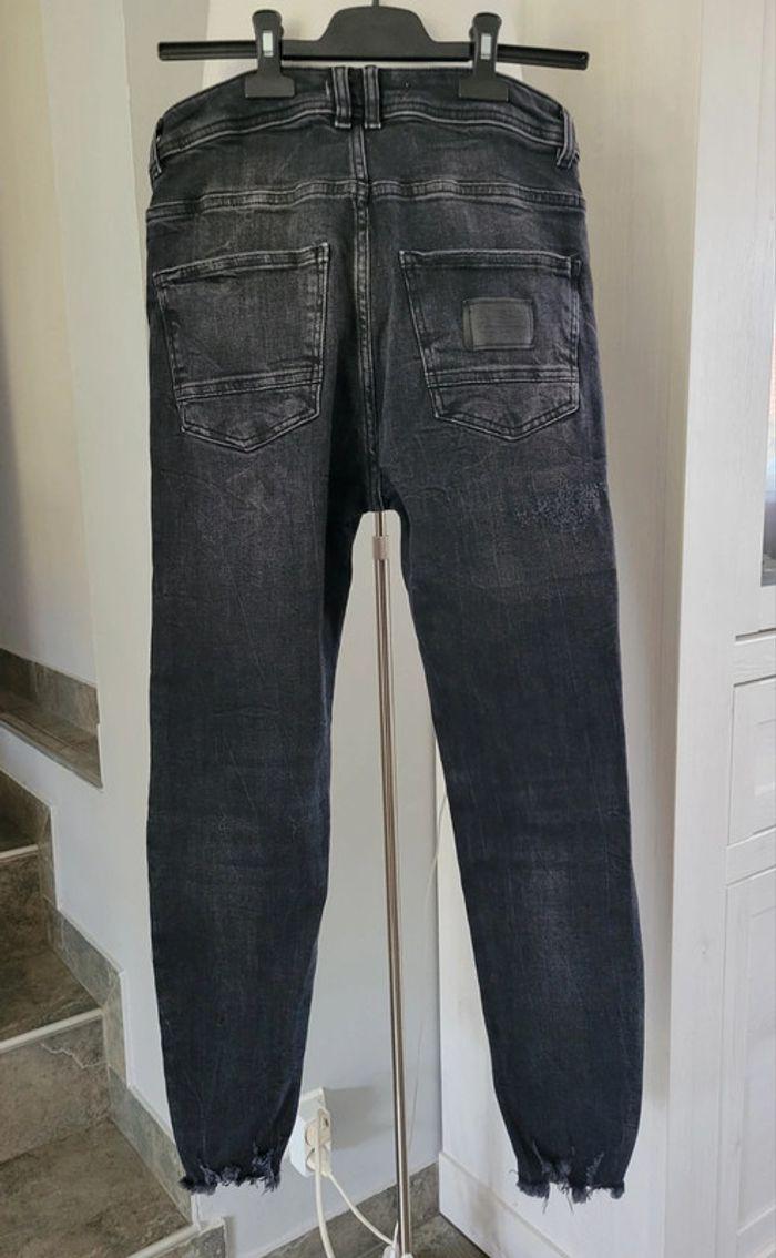 Jeans 7/8ème slim noir troué homme taille 40 Zara - photo numéro 2