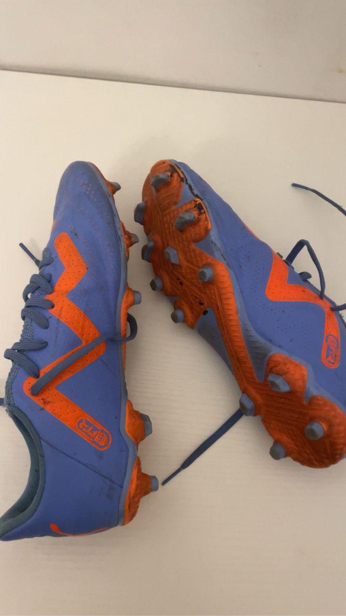 Paire de crampon en 41 en bon état juste un peu sale - photo numéro 2