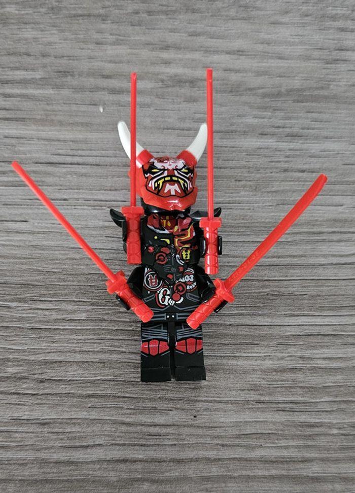 Minifigurine Ninjago Moro avec masque Oni (compatible Lego)