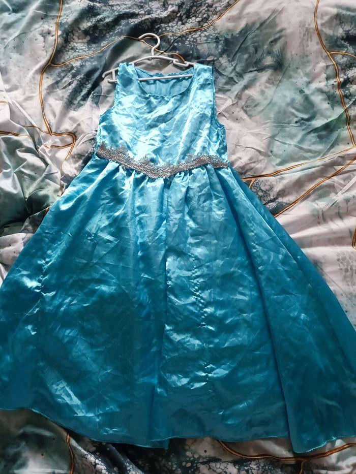 Lot de 2 robes Anna et Elsa du Disney la reine des neiges 7/8 ans - photo numéro 2