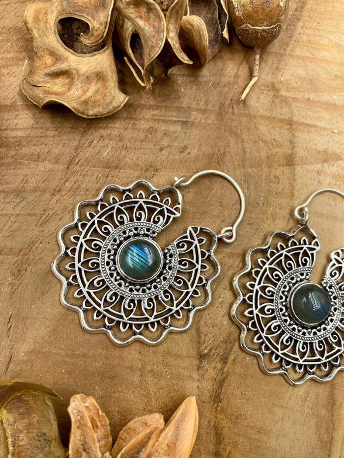 Boucles d’oreilles créoles en laiton Indien avec pierres de Labradorite bleue - photo numéro 3