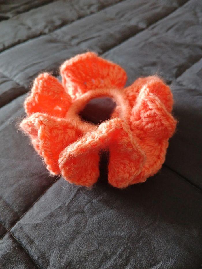 Chouchou au crochet, couleur corail, très beau. - photo numéro 3