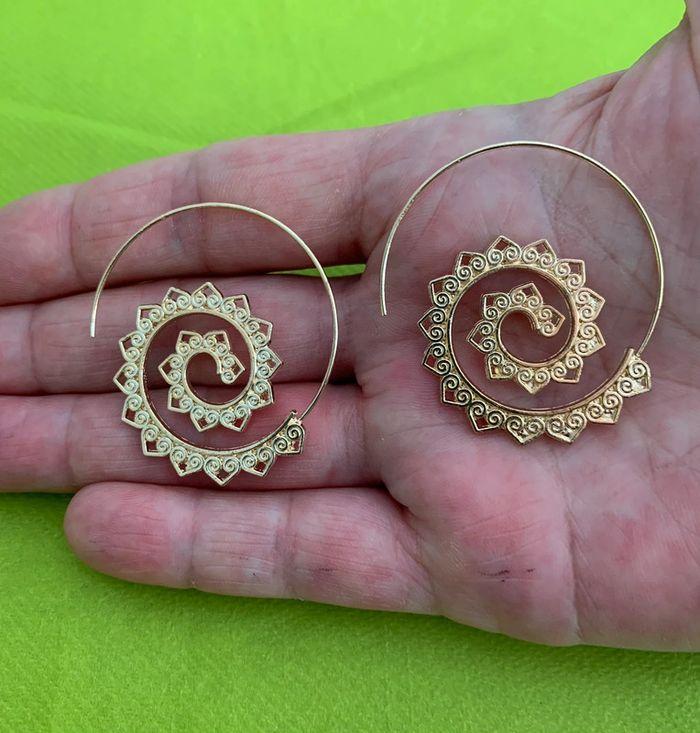 Très jolie paire de boucles d’oreilles pendantes spirales en alliage doré - photo numéro 5