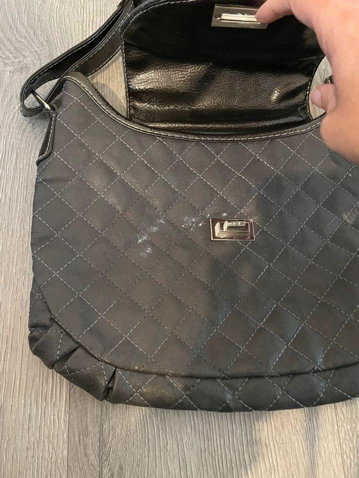 Sac à main gris et noir à bandoulière effet matelassé - photo numéro 3