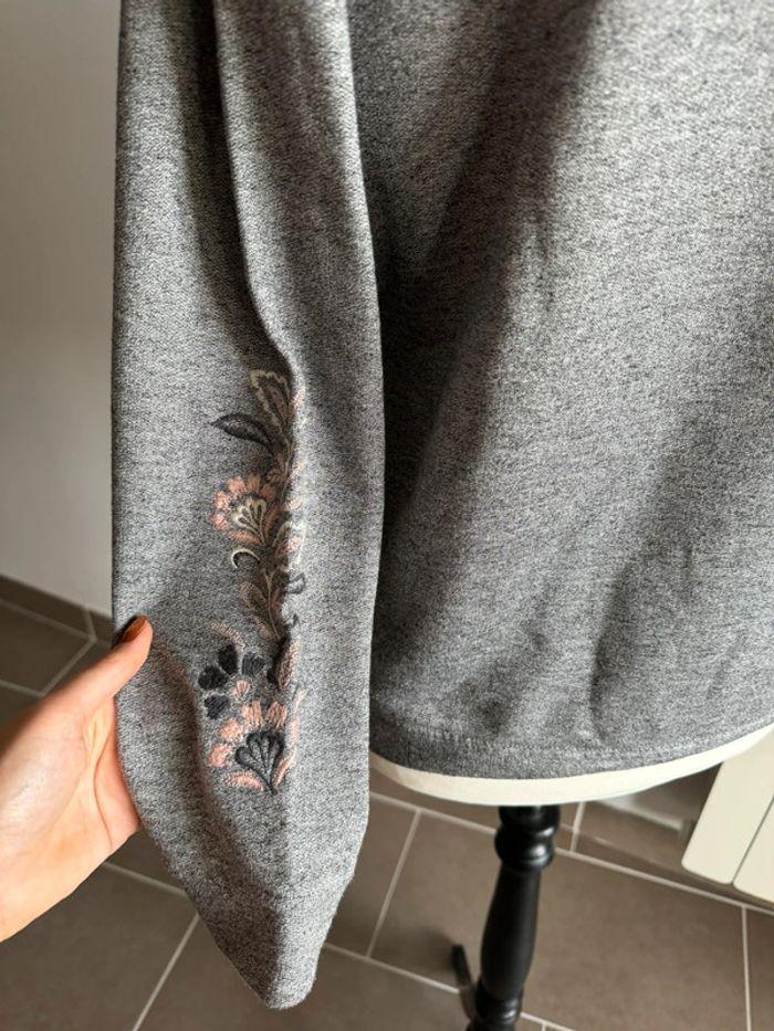 Pull Yessica gris fleurs brodées Taille L/XL - photo numéro 9