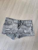 Short gris à trou