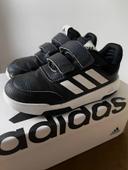 Baskets à scratch enfant adidas taille 26.5 noires et blanches