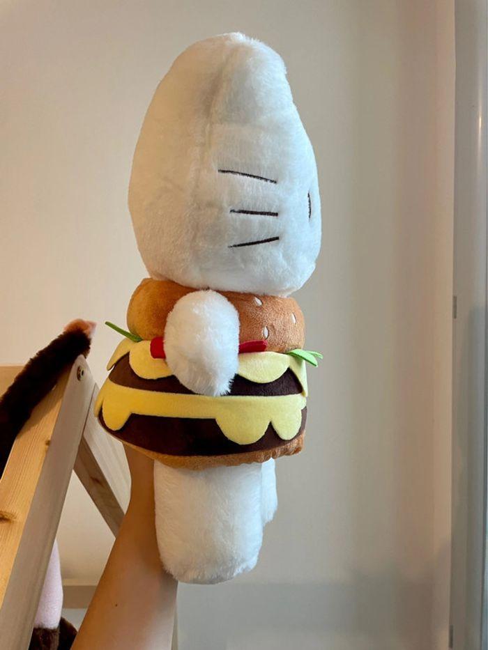 Peluche Hello Kitty déguisement Hamburger 🍔 - photo numéro 5