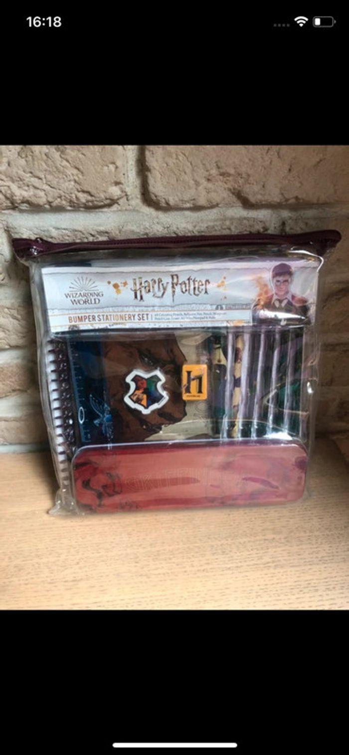 Set de papeterie Harry Potter neuf édition spéciale - photo numéro 1