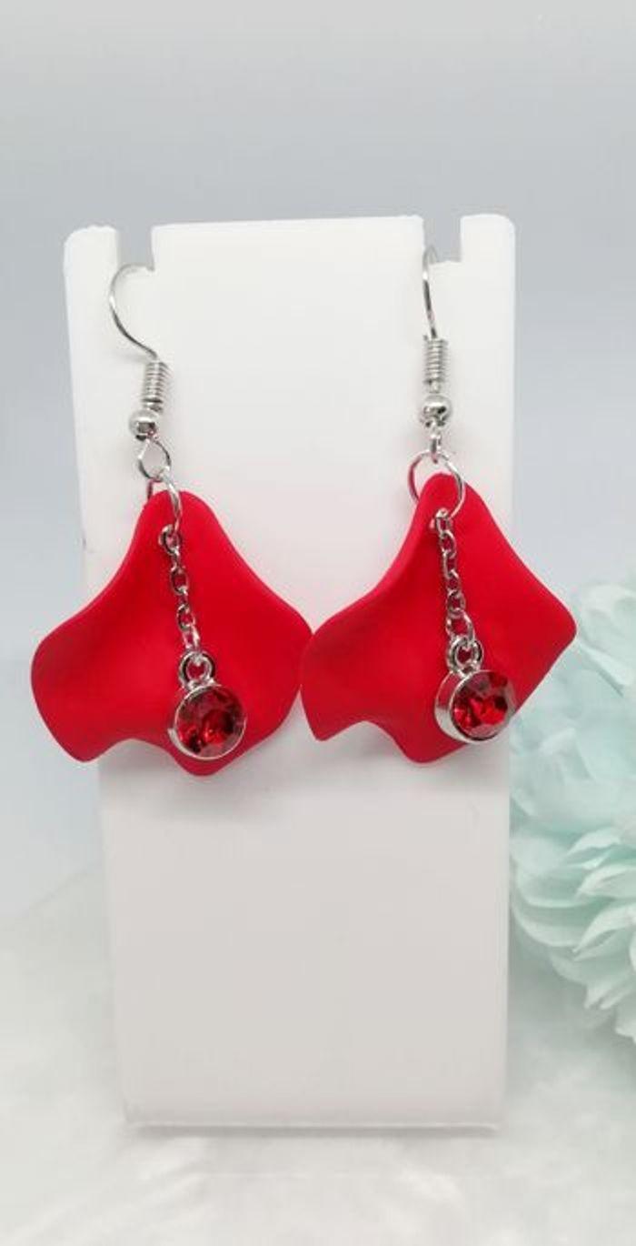 Paire de boucles d'oreilles pétales de coquelicot rouge et strass - photo numéro 3