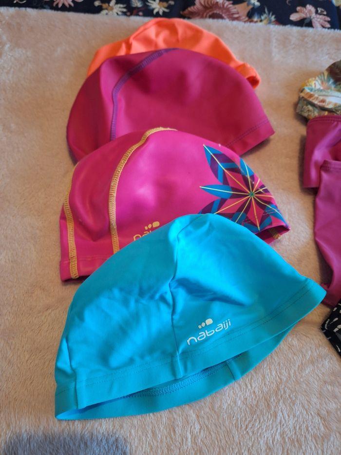 Lot de maillots de bain 2 pièces et bonnets de bain - photo numéro 3