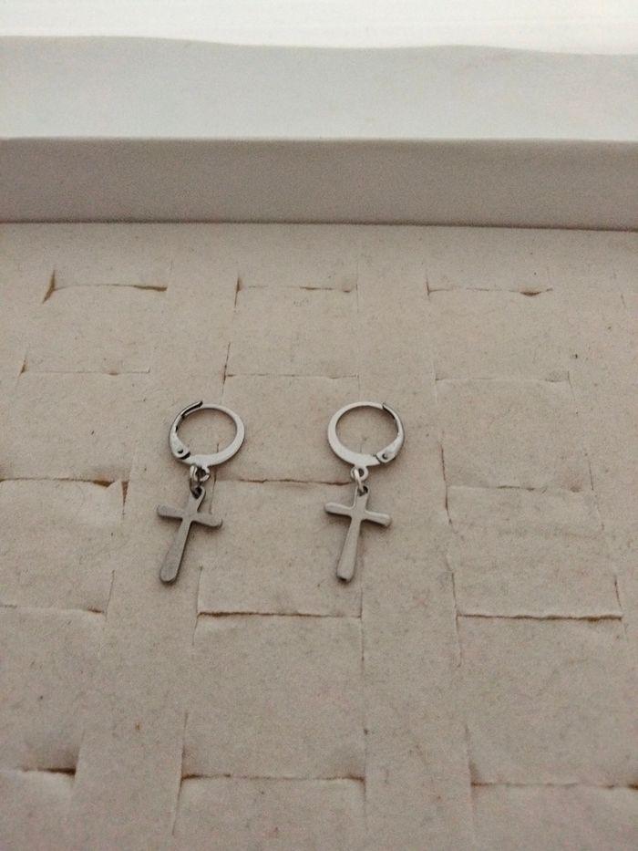 Boucles d'oreilles créoles et croix acier argent