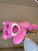 Peluche Lotso Toy Story, l’ours a la fraise endormi grande taille