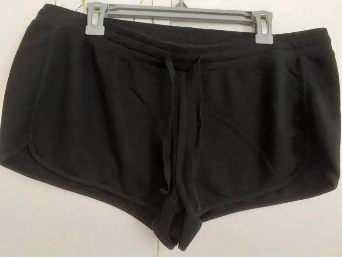 Short neuf Taille 44/46 - photo numéro 2