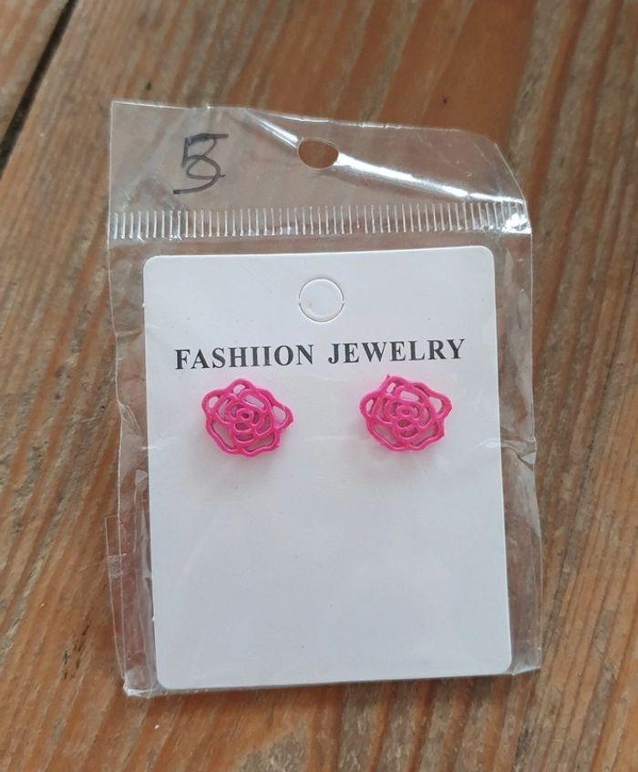 Boucles d'oreilles neuves fleurs roses