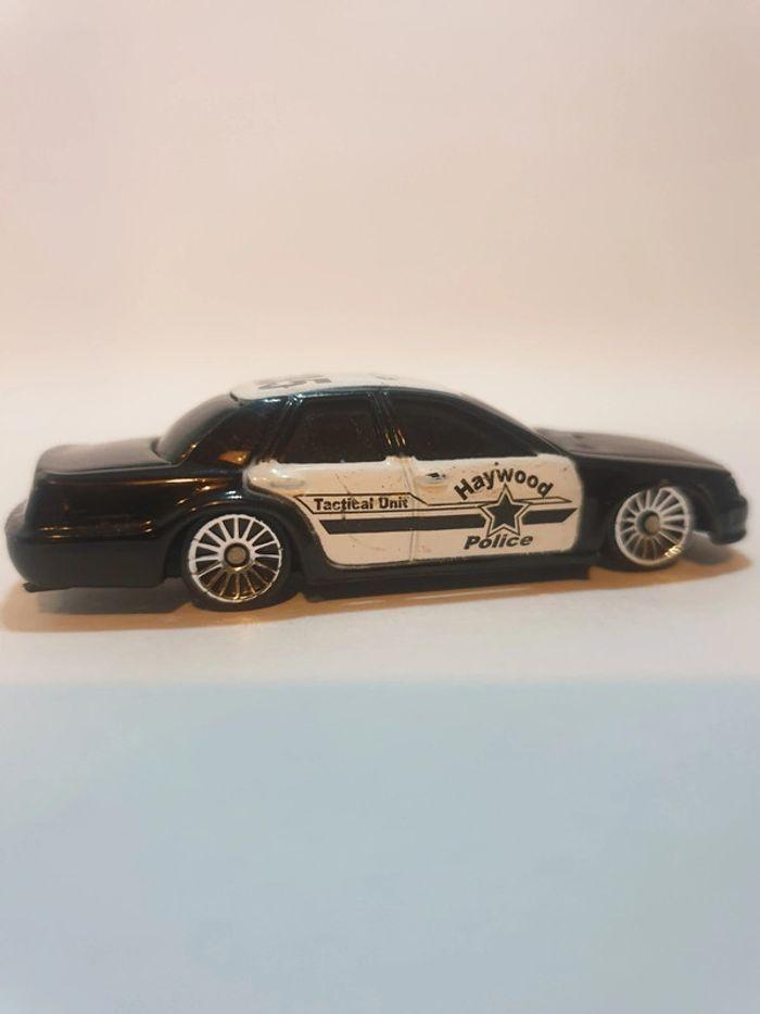 Maisto 2022 Ford Crown Victoria Haywood Police - 1/64 - photo numéro 7