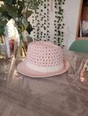 Chapeau rose clair et blanc