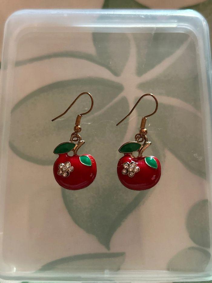 belles boucles d’oreilles pendantes pomme rouge chic, jamais porté, Yesstyle - photo numéro 1