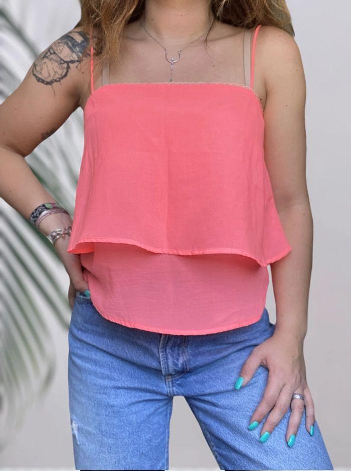 Top à fines bretelles rose flash Bershka taille S-M très bon état - photo numéro 3