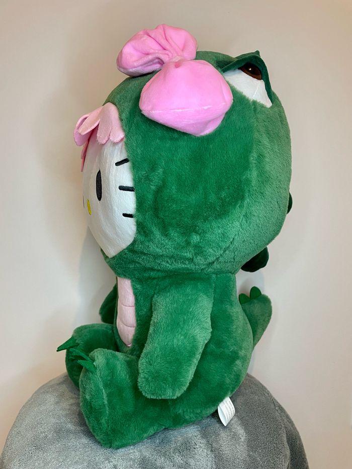 Peluche Sanrio Hello Kitty Dinosaure 🦖 - photo numéro 3