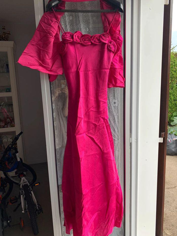 Robe cocktail fushia et une marron aussi  dispo