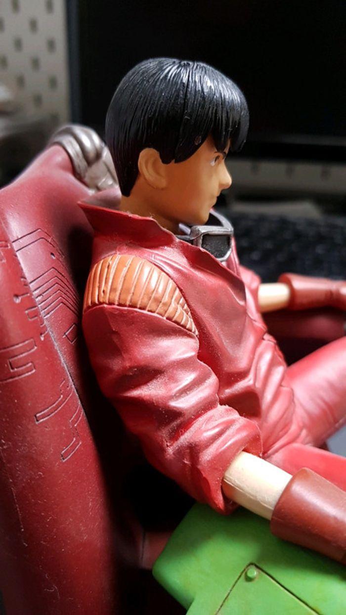 Figurine Akira Kaneda assis dans un fauteuil - photo numéro 3