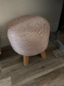 Pouf rose avec pied bois