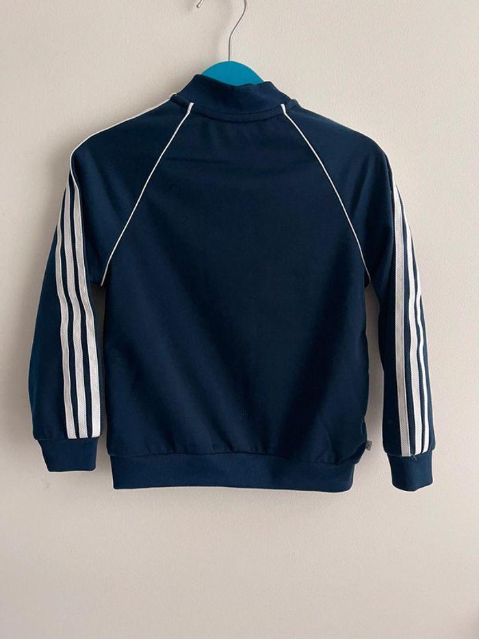 Ensemble Adidas Originals bleu marine avec bandes blanches et logo brodé taille 3/4 ans - photo numéro 3