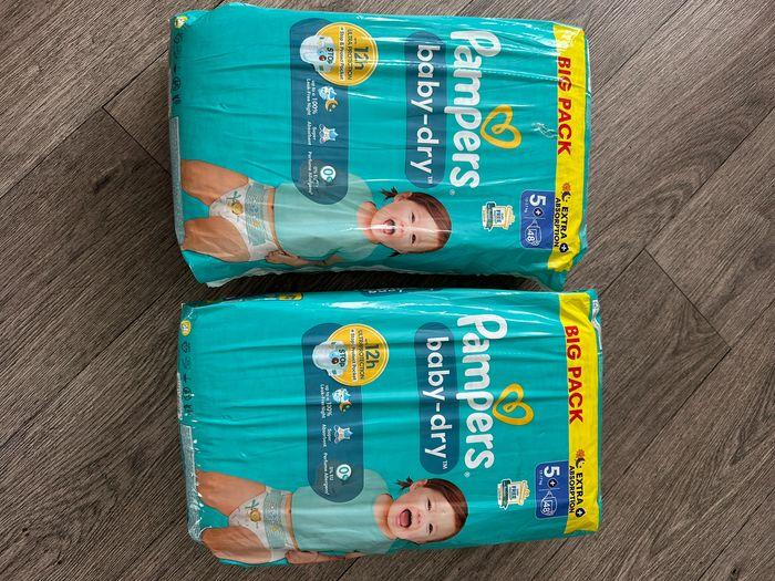 Lot 2 sachets couches Pampers taille 5+ - photo numéro 1