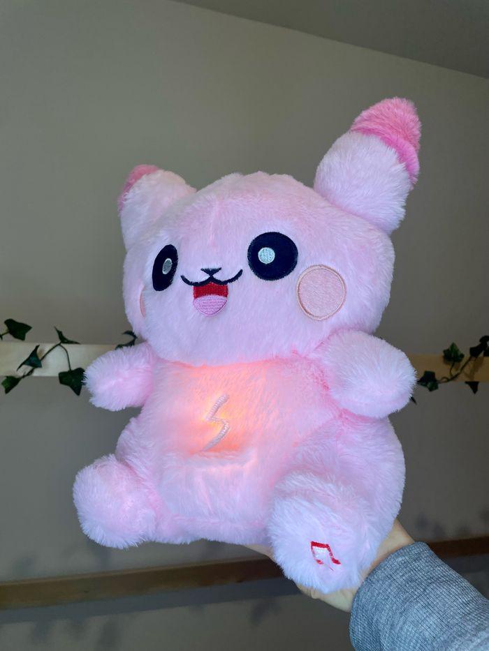 Peluche respirante lumineuse Pokémon Pikachu rose - photo numéro 2