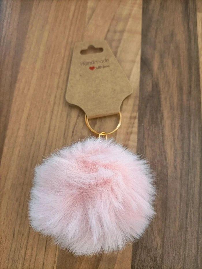 Porte clé pompom rose - photo numéro 1