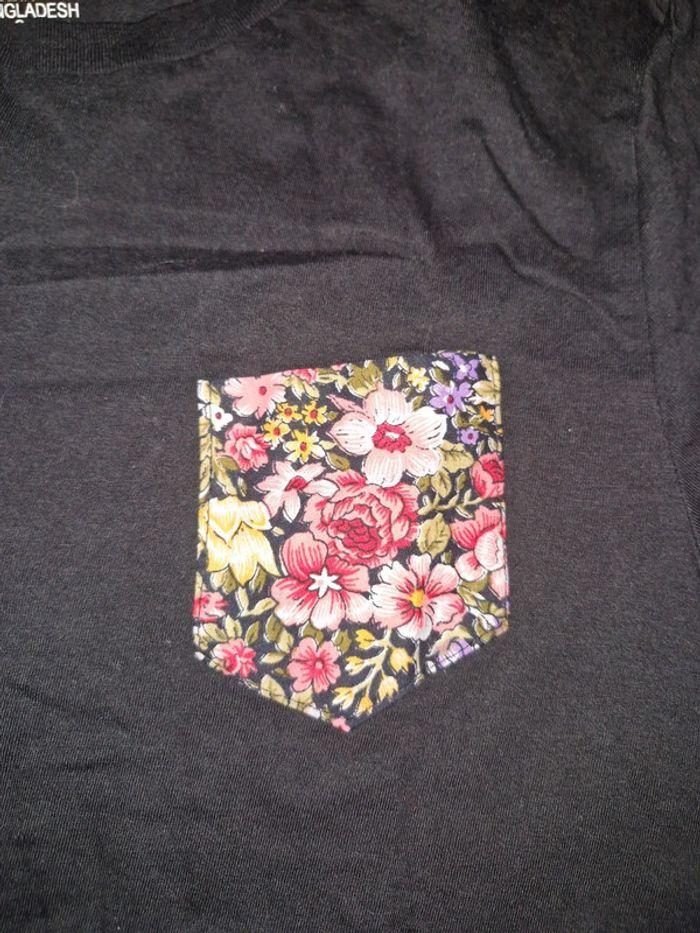 Tee shirt h&m poche fleur - photo numéro 2